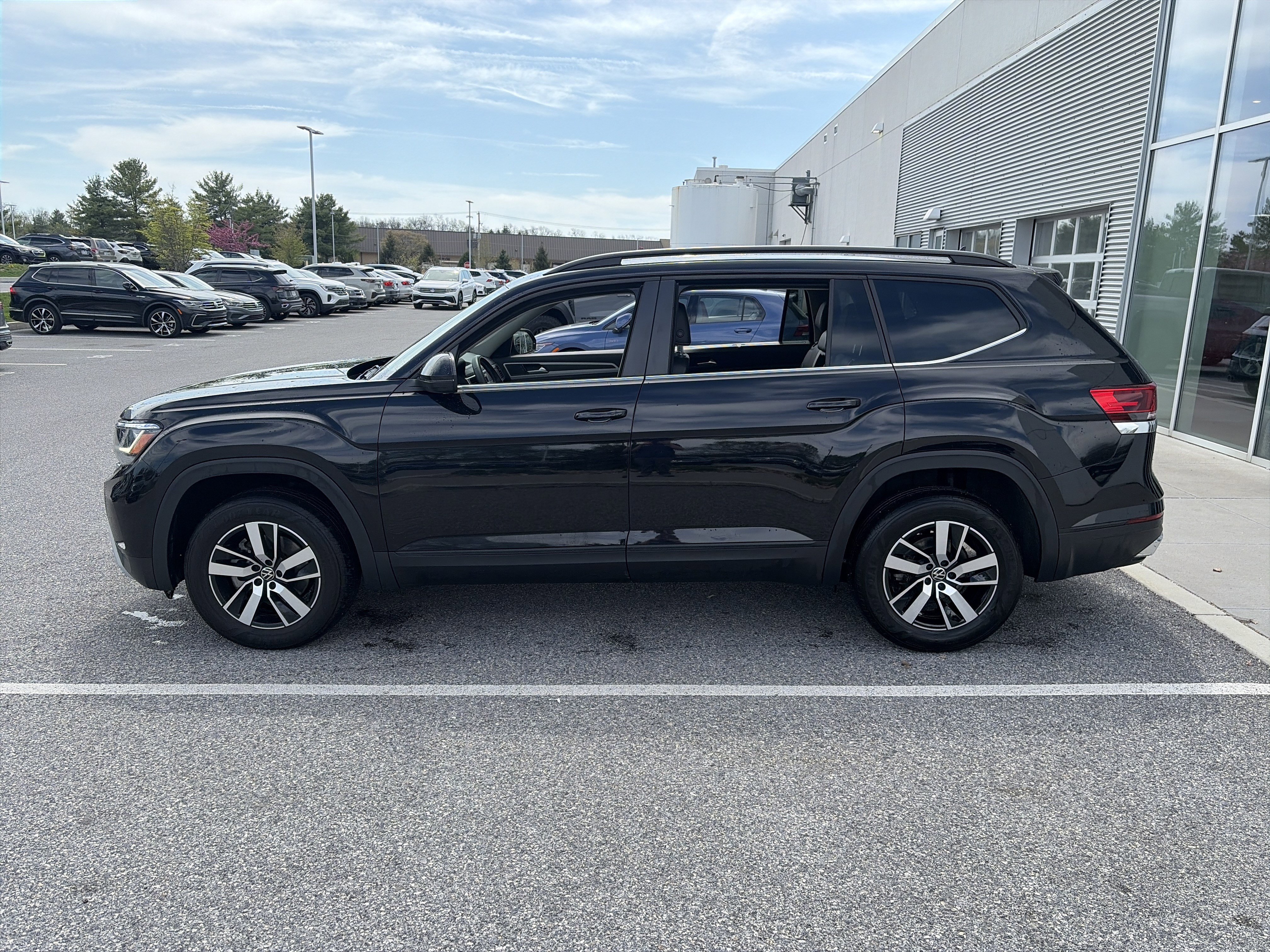 Used 2023 Volkswagen Atlas SE image 16