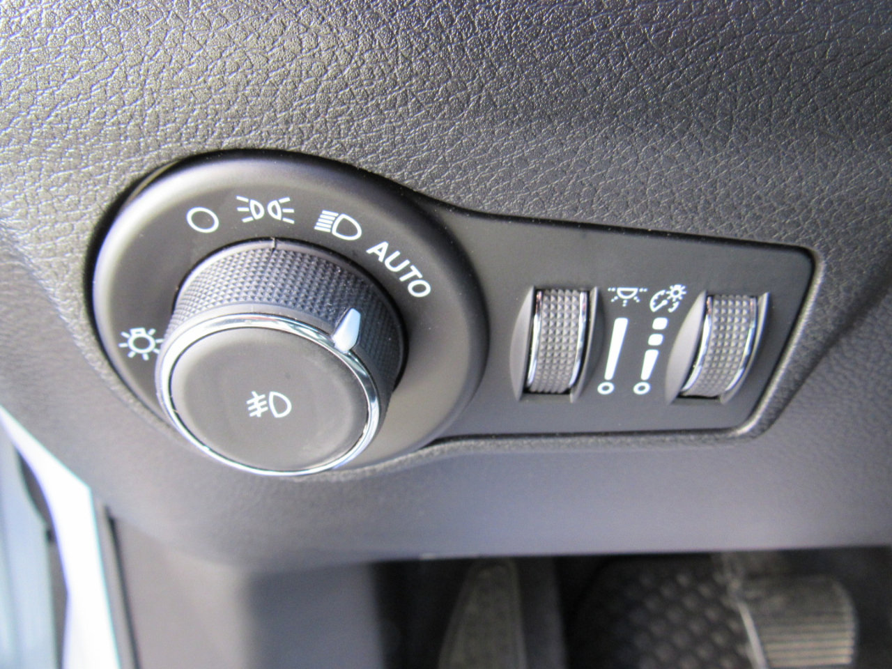 Used 2023 Jeep Compass Latitude w/ Sun and Sound Group image 12