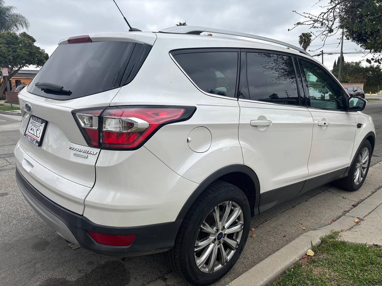 Used 2017 Ford Escape Titanium FWD image 4