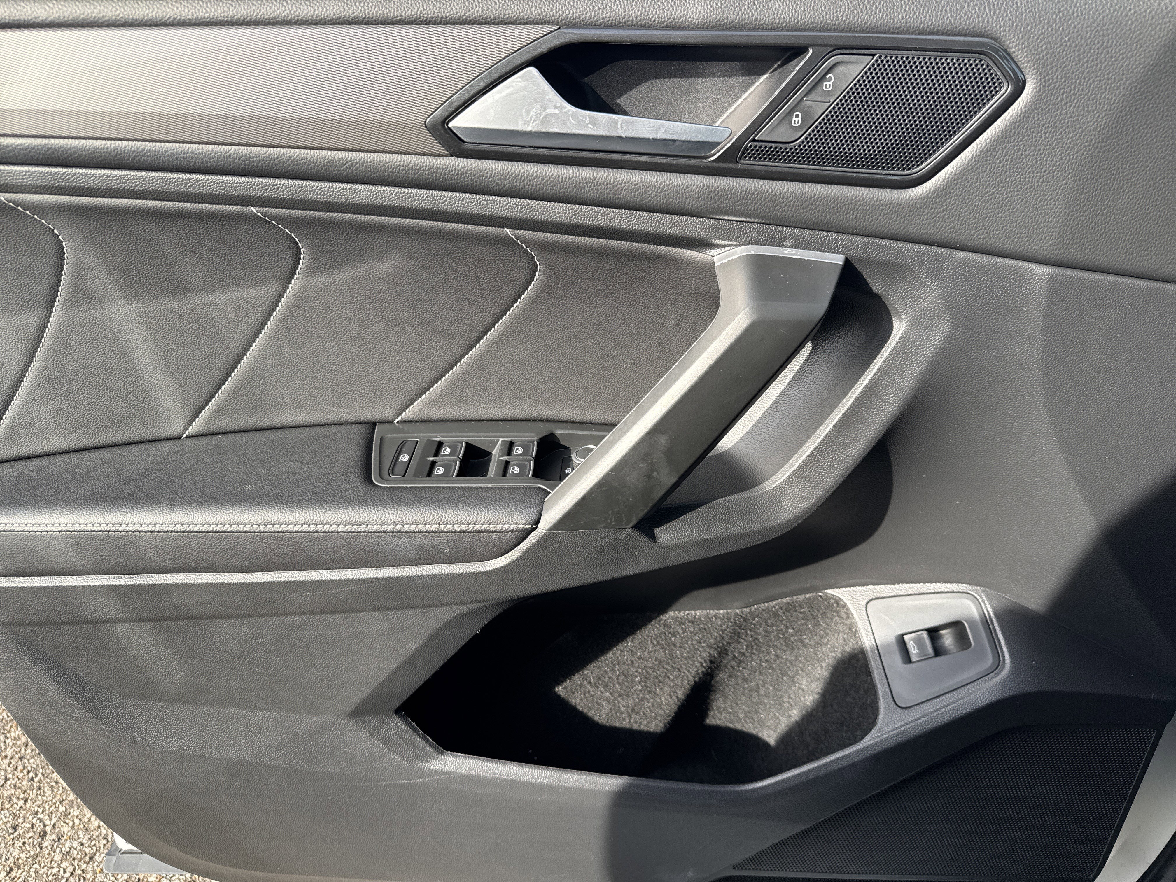 Used 2024 Volkswagen Tiguan SE image 9