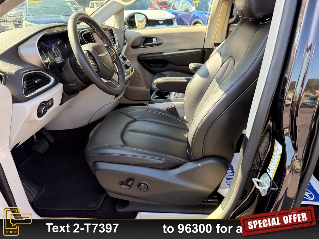 Used 2024 Chrysler Pacifica Touring-L image 13