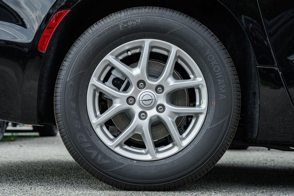 New 2025 Chrysler Pacifica Select FWD image 15