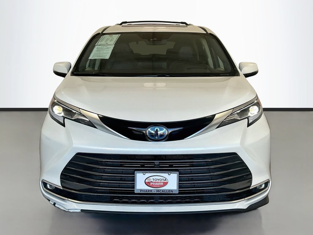 Used 2021 Toyota Sienna Platinum FWD image 2