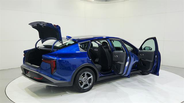 Used 2025 Kia K4 LXS image 32