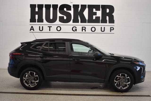 Used 2025 Chevrolet Trax LT FWD image 2