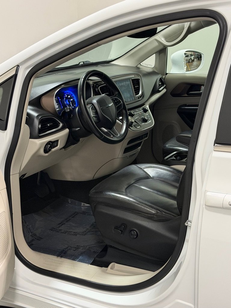 Used 2018 Chrysler Pacifica Touring-L w/ Tire & Wheel Group FWD image 6