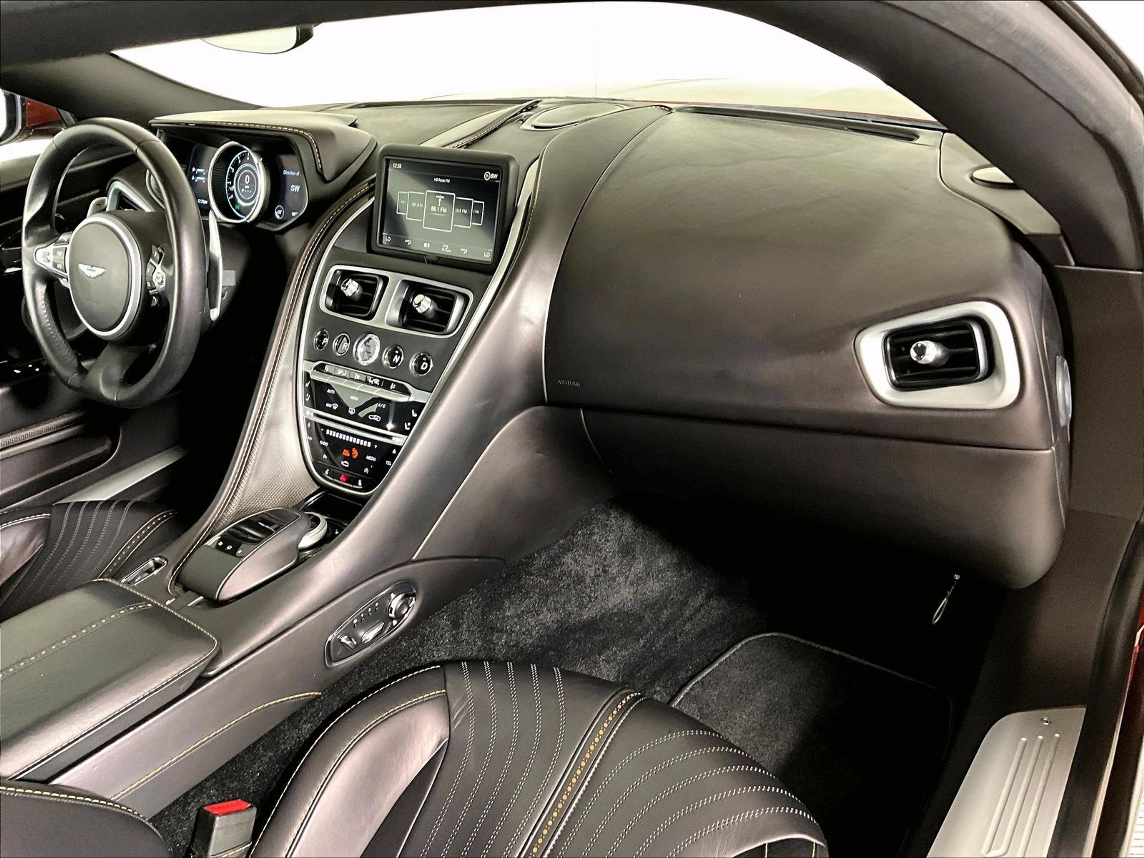 Used 2017 Aston Martin DB11 V12 RWD image 17