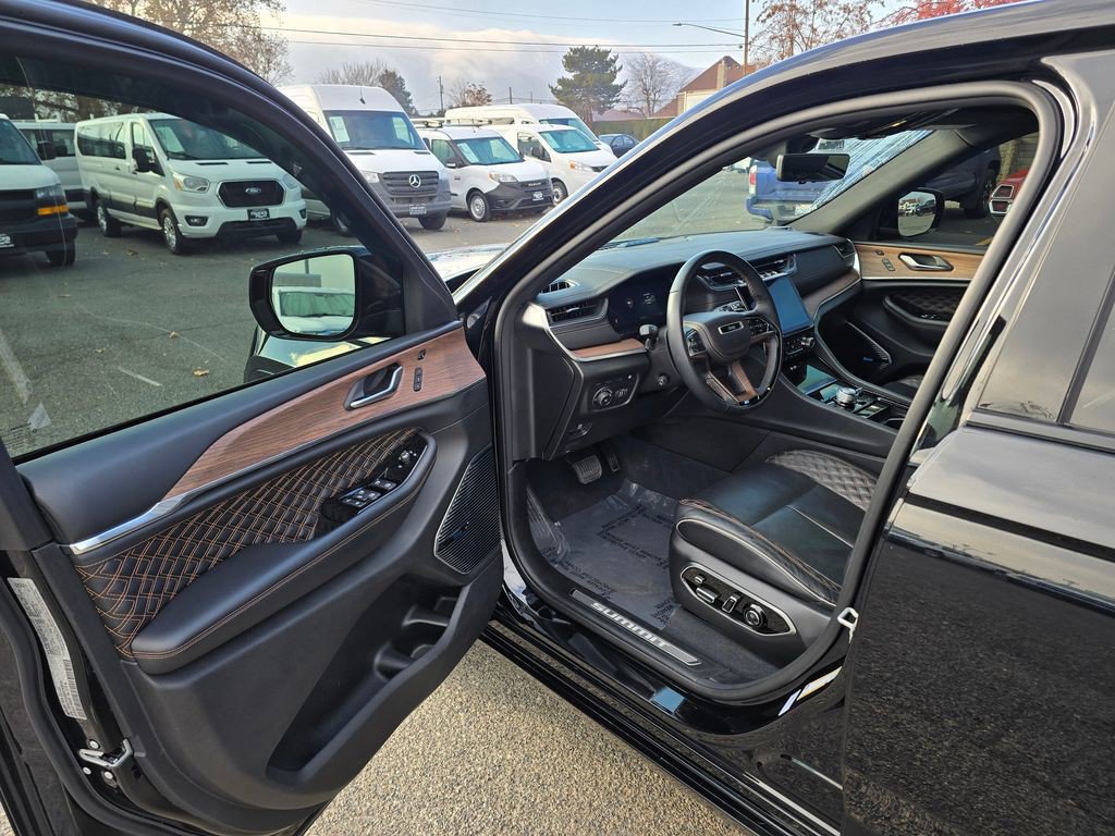 Used 2022 Jeep Grand Cherokee Summit w/ Advanced Protech Group IV AWD/4WD image 19
