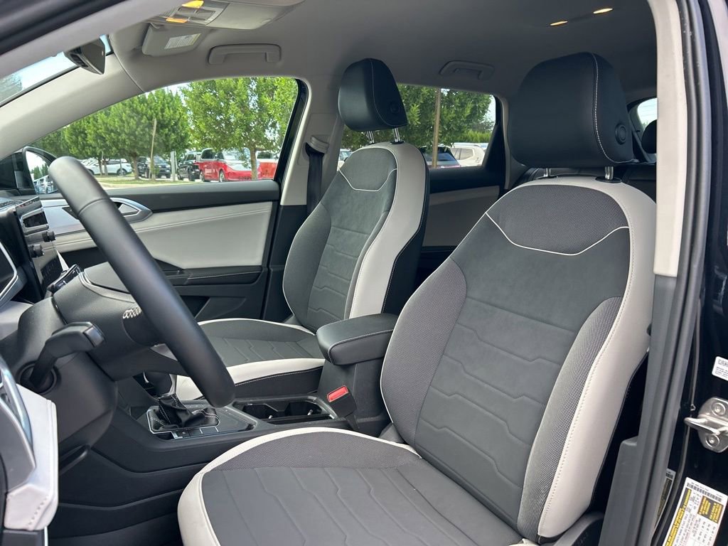 Certified 2025 Volkswagen Taos SE image 14