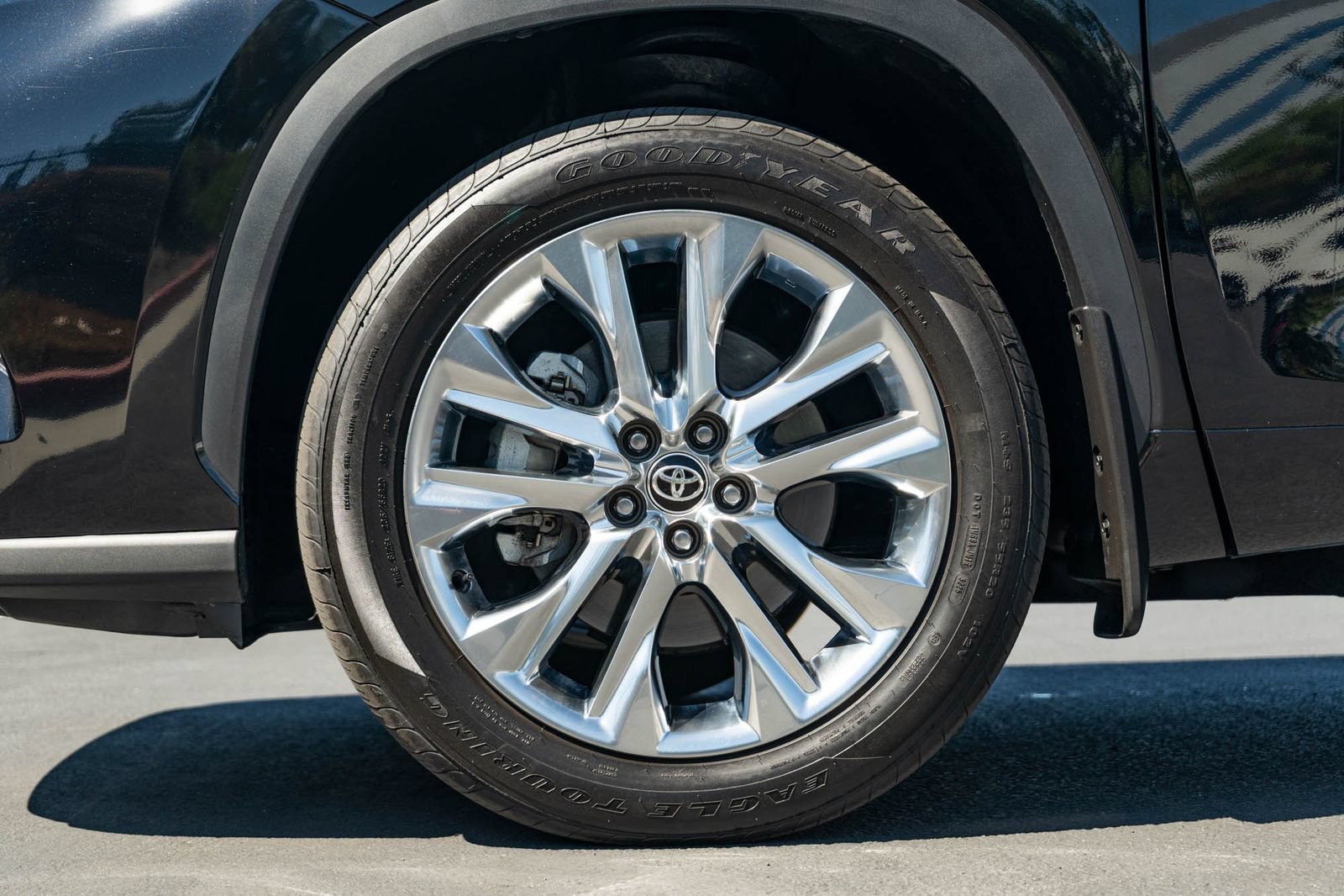 Certified 2025 Toyota Highlander Limited FWD image 12