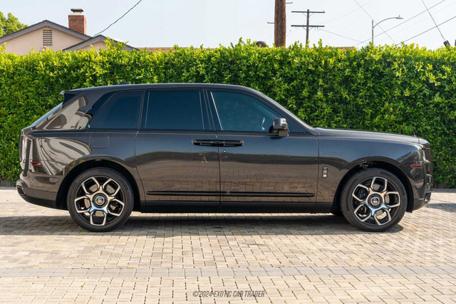 Used 2020 Rolls-Royce Cullinan Black Badge image 9