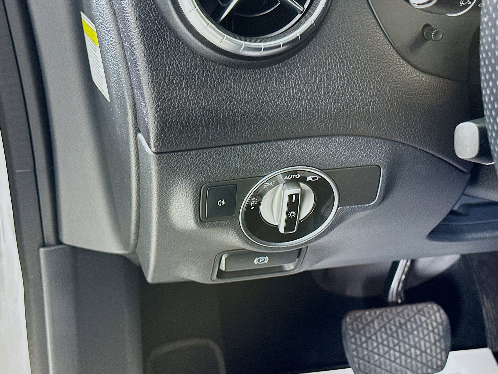 Used 2014 Mercedes-Benz CLA 250 image 11