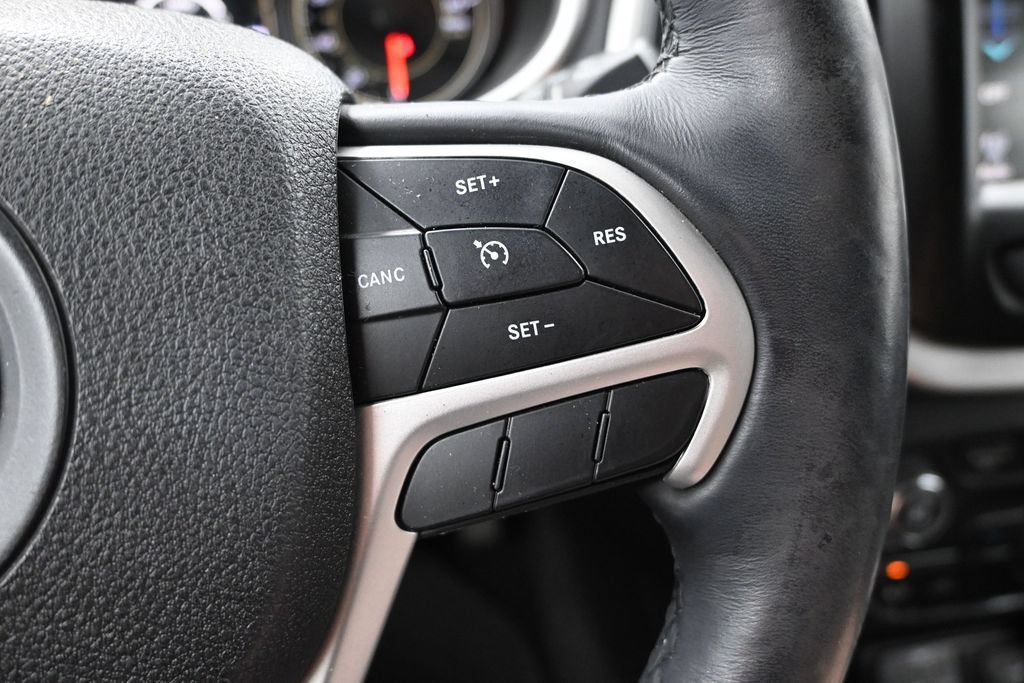 Used 2018 Jeep Cherokee Latitude Plus w/ Cold Weather Group AWD/4WD image 24