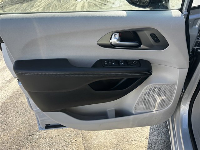 Certified 2024 Chrysler Pacifica Touring-L image 21