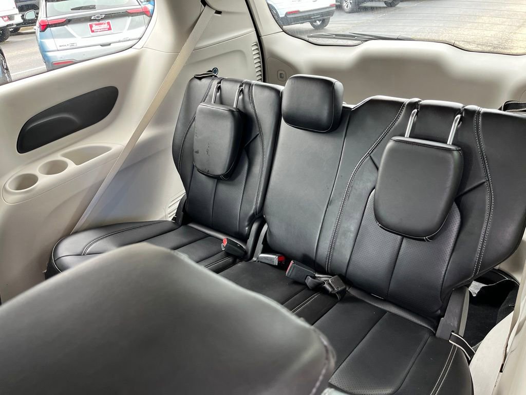 Used 2023 Chrysler Pacifica Touring-L FWD image 33
