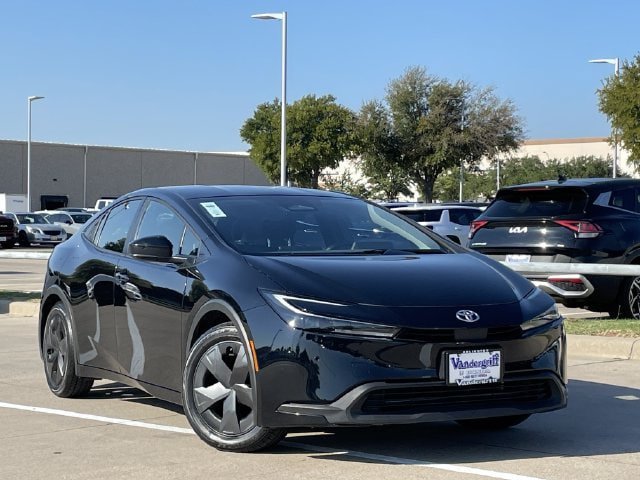 Used 2025 Toyota Prius LE FWD image 2
