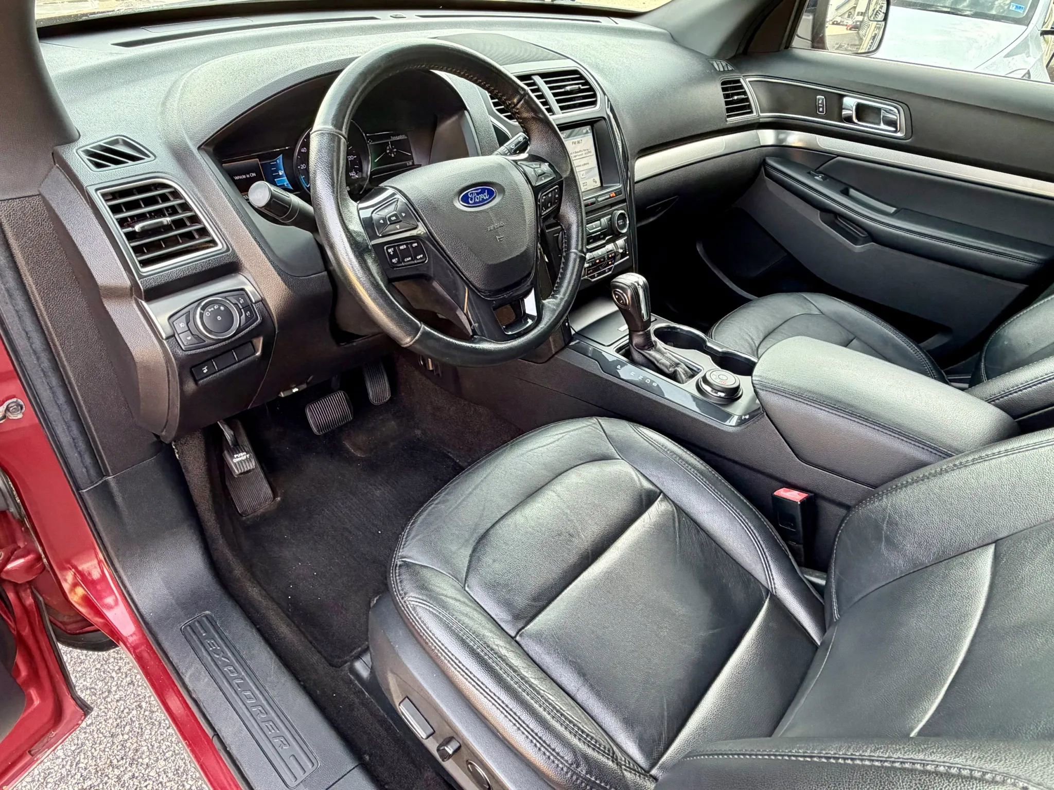 Used 2018 Ford Explorer XLT w/ Equipment Group 202A AWD/4WD image 22