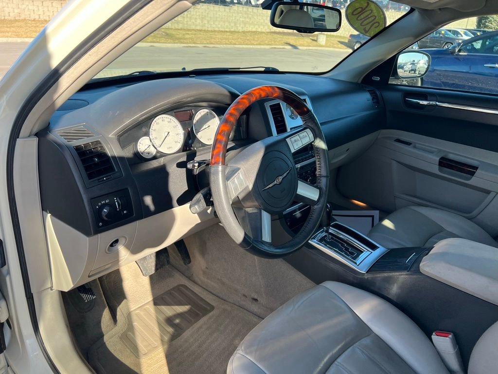 Used 2006 Chrysler 300 C w/ Protection Group II image 17