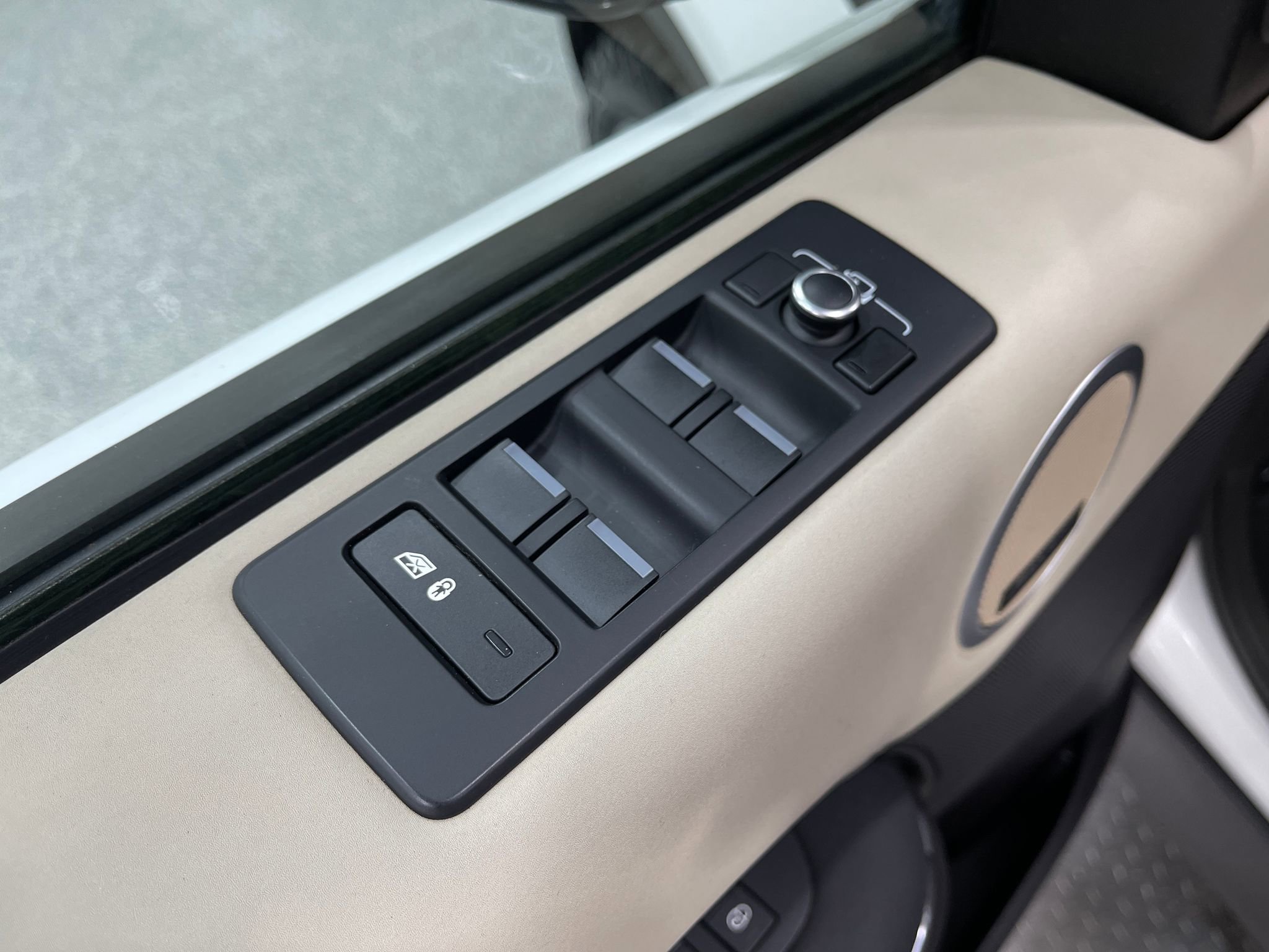 Used 2018 Land Rover Discovery HSE image 16