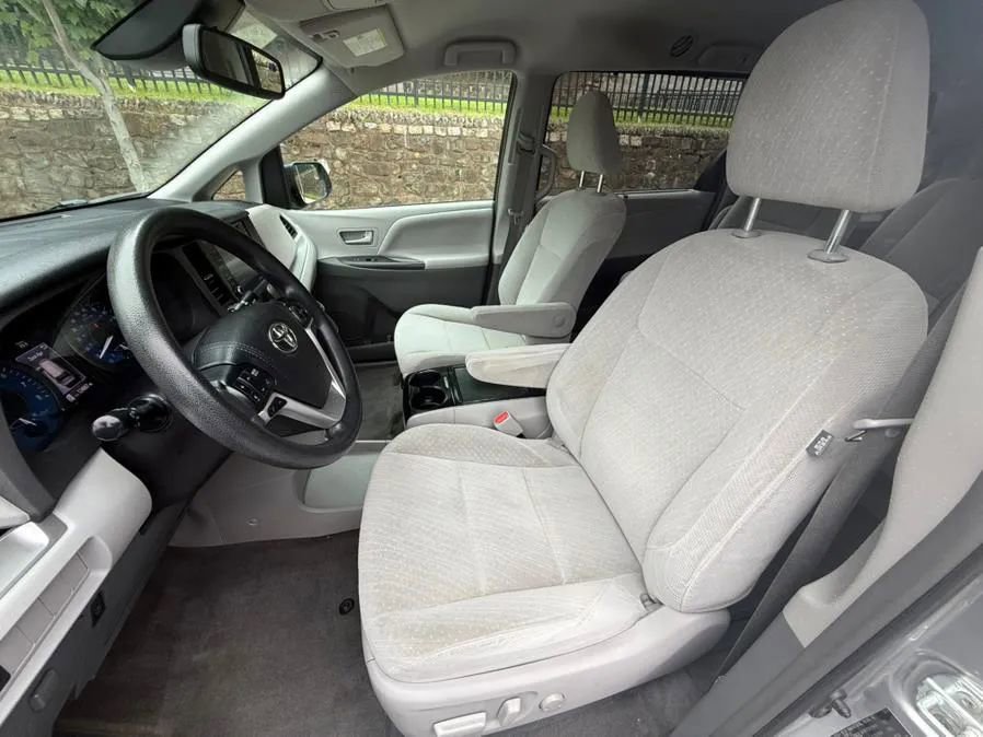 Used 2018 Toyota Sienna LE image 13