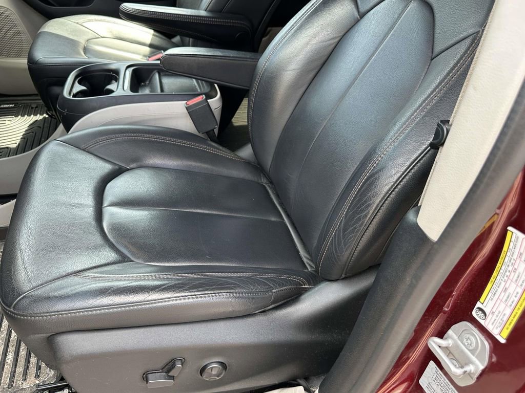 Used 2017 Chrysler Pacifica Touring-L FWD image 17