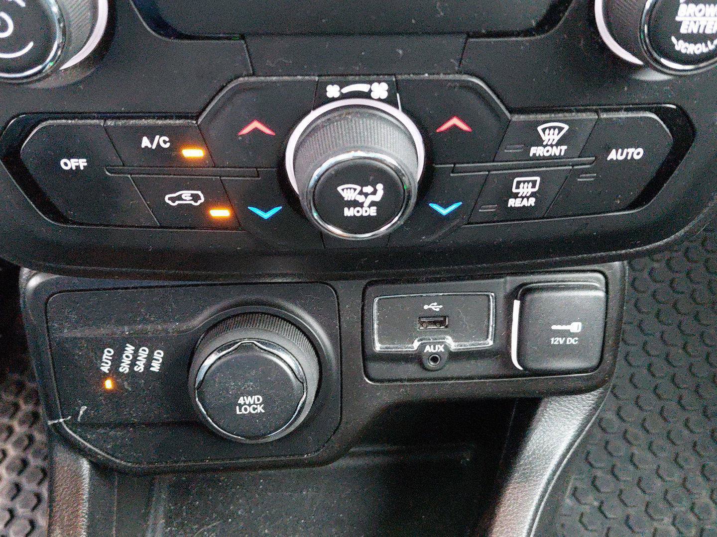 Used 2020 Jeep Renegade Latitude w/ Cold Weather Group AWD/4WD image 28