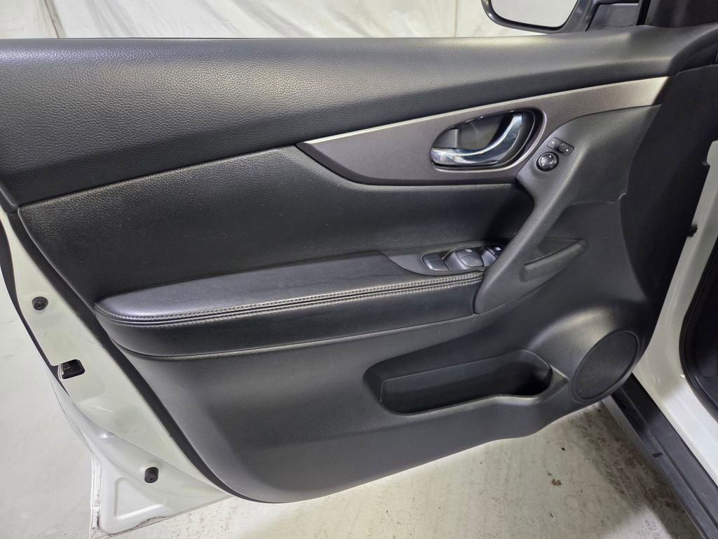 Used 2016 Nissan Rogue S FWD image 11