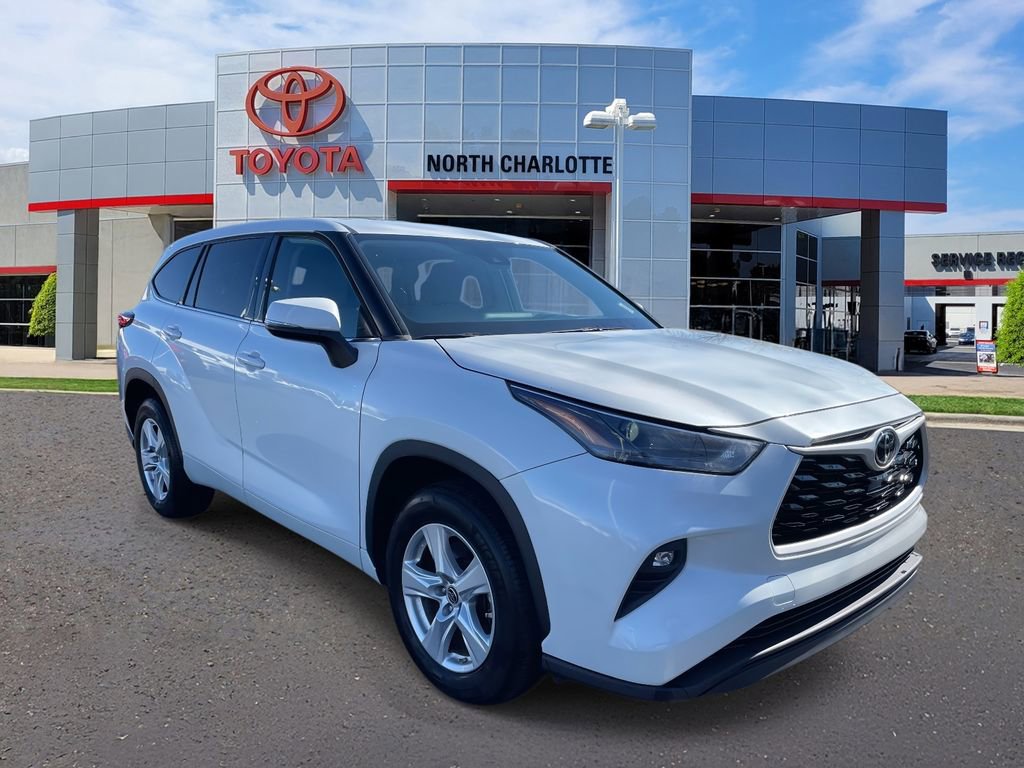 Used 2022 Toyota Highlander LE image 3