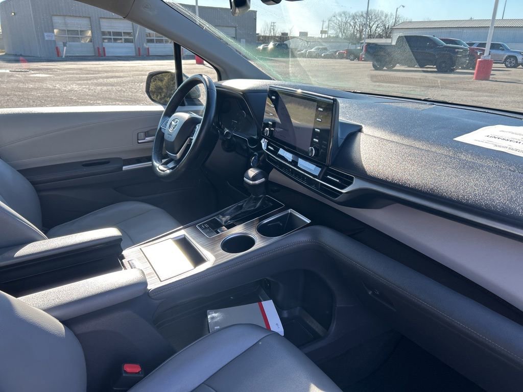 Used 2021 Toyota Sienna XLE image 21