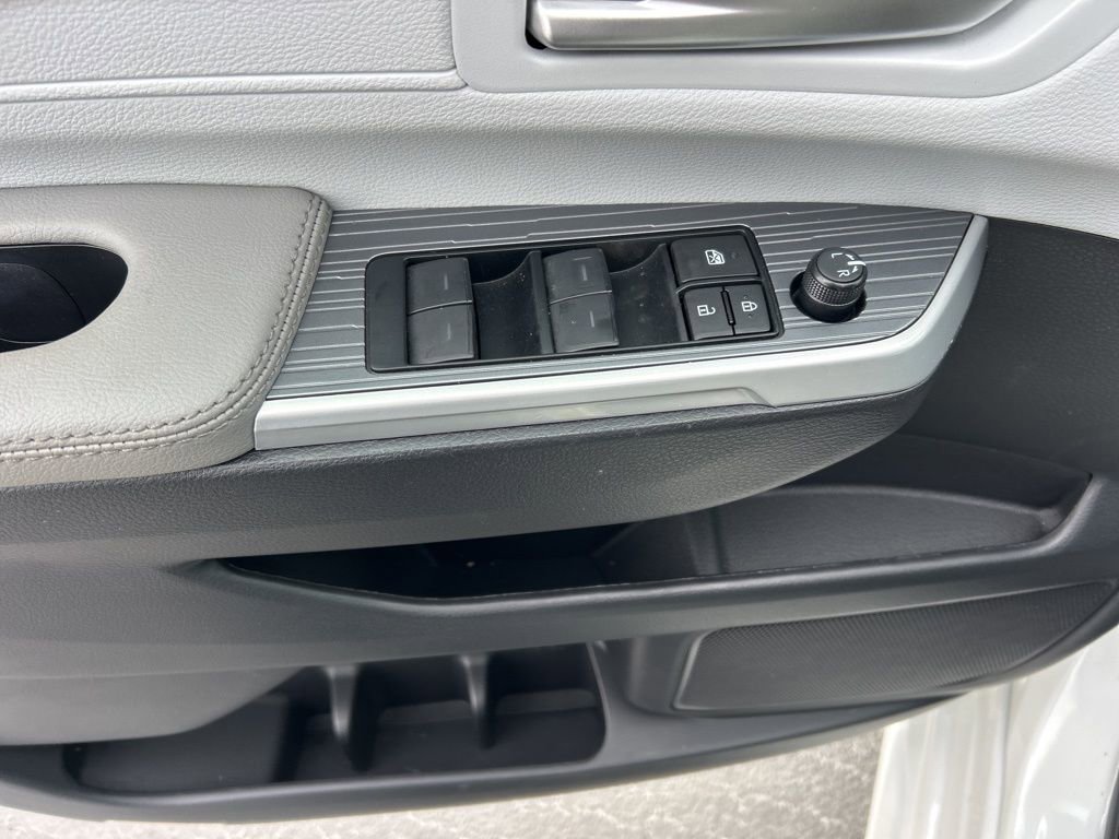 Used 2025 Toyota Sienna XLE image 4