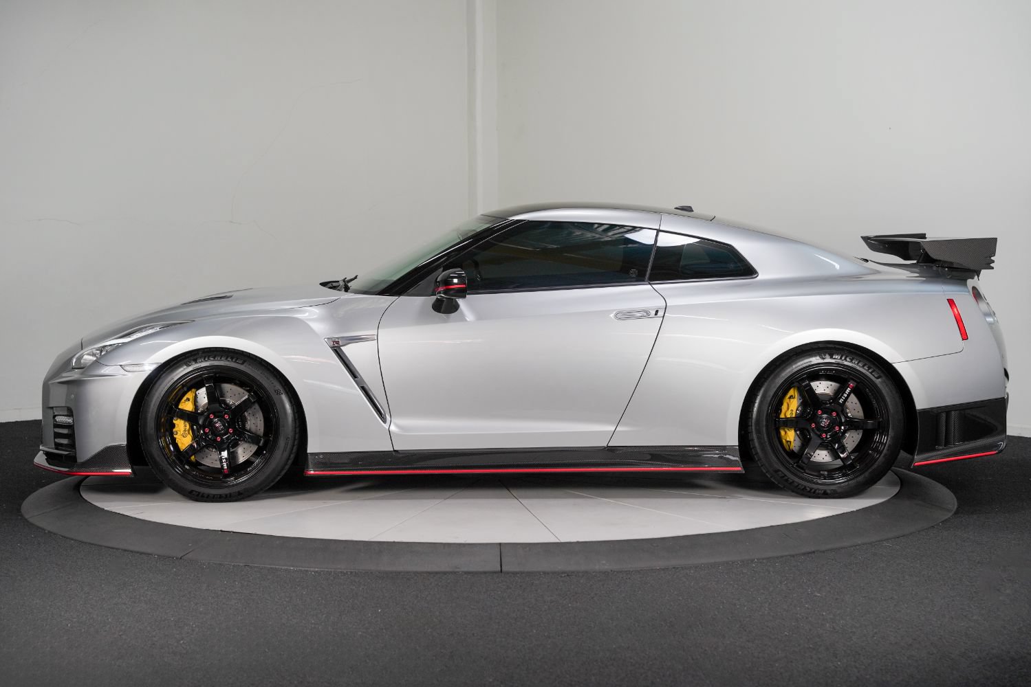Used 2018 Nissan GT-R NISMO AWD/4WD image 7