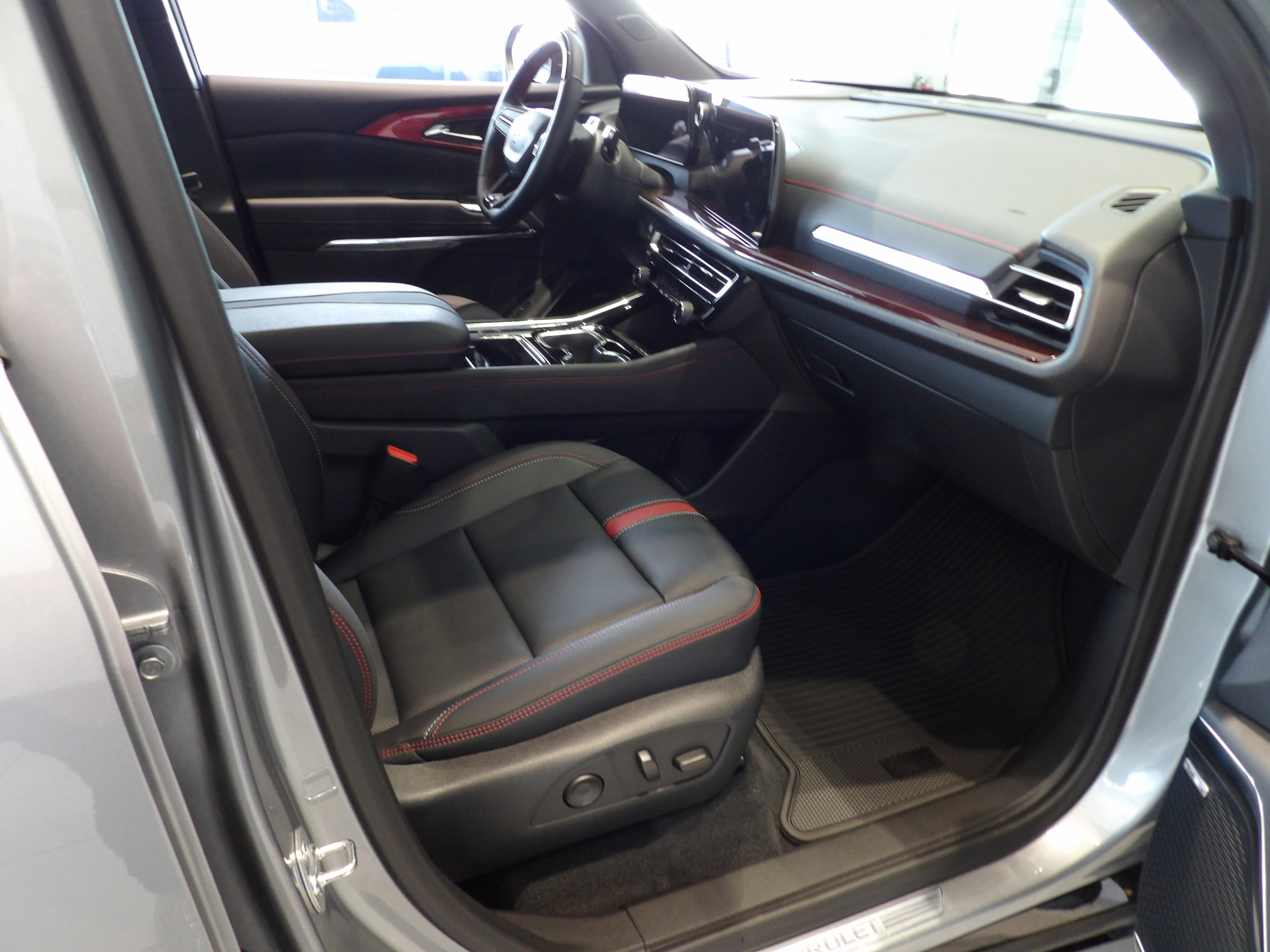 Used 2025 Chevrolet Traverse RS image 27