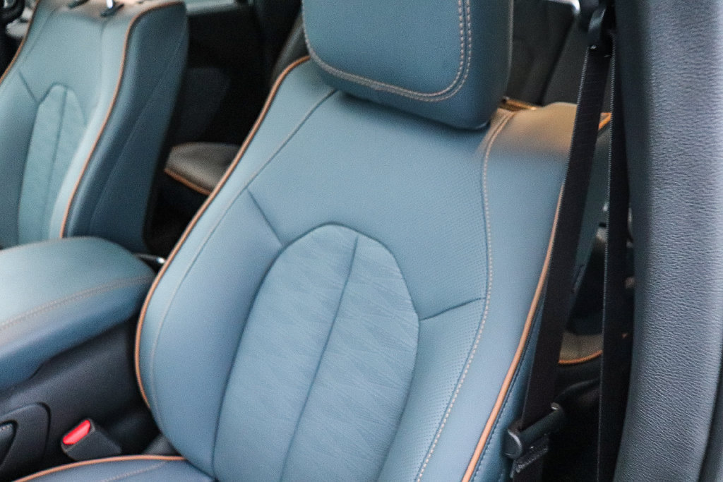 New 2027 Chrysler Pacifica Pinnacle w/ Theater Group FWD image 27