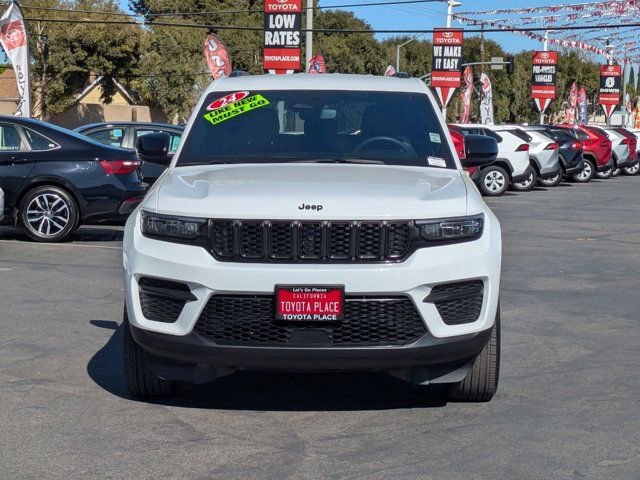 Used 2024 Jeep Grand Cherokee Altitude image 2