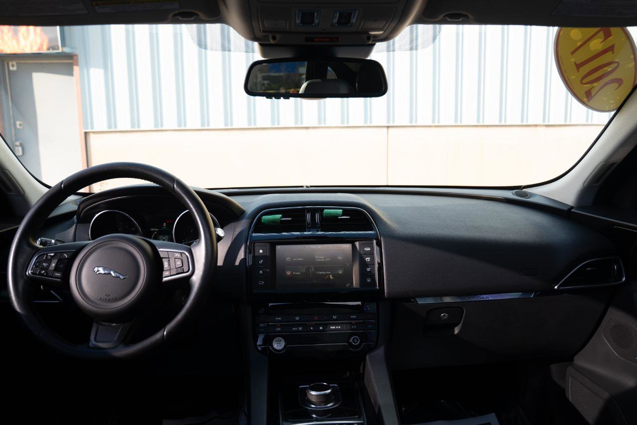 Used 2017 Jaguar F-PACE Premium image 31
