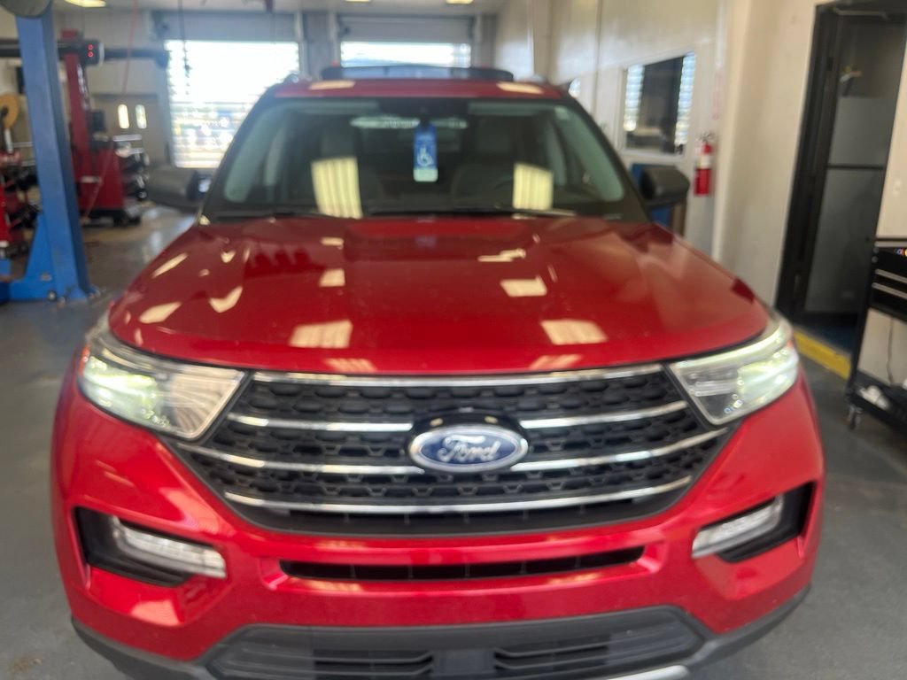 Used 2021 Ford Explorer XLT w/ Equipment Group 202A AWD/4WD image 14