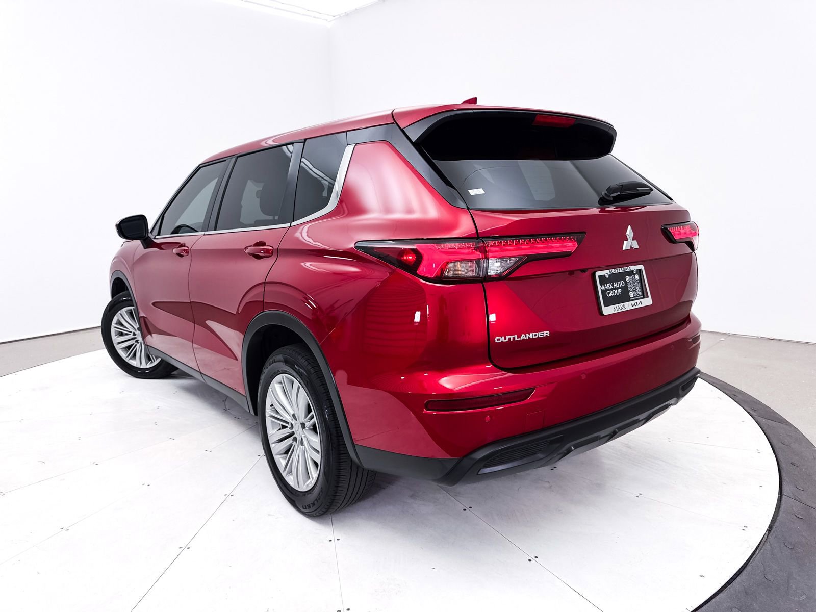 Used 2024 Mitsubishi Outlander ES FWD image 2