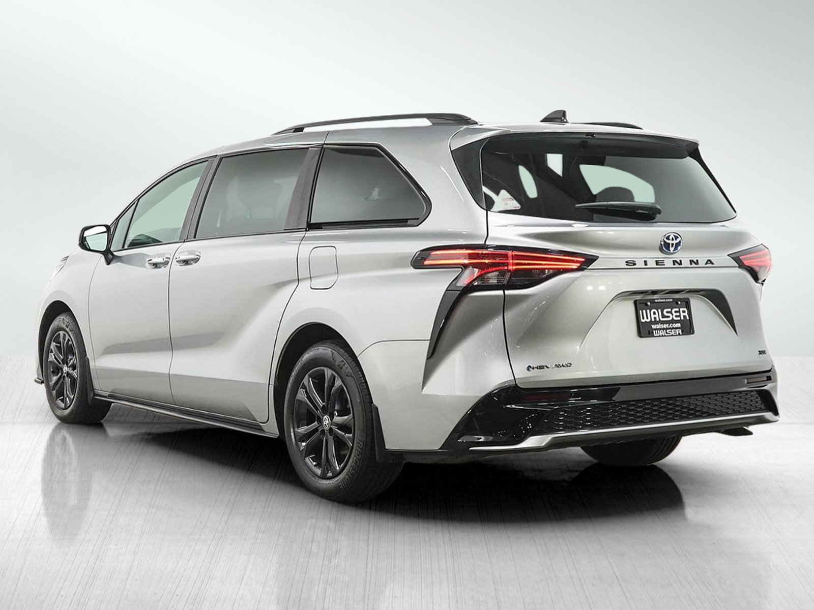 Used 2025 Toyota Sienna XSE AWD/4WD image 3