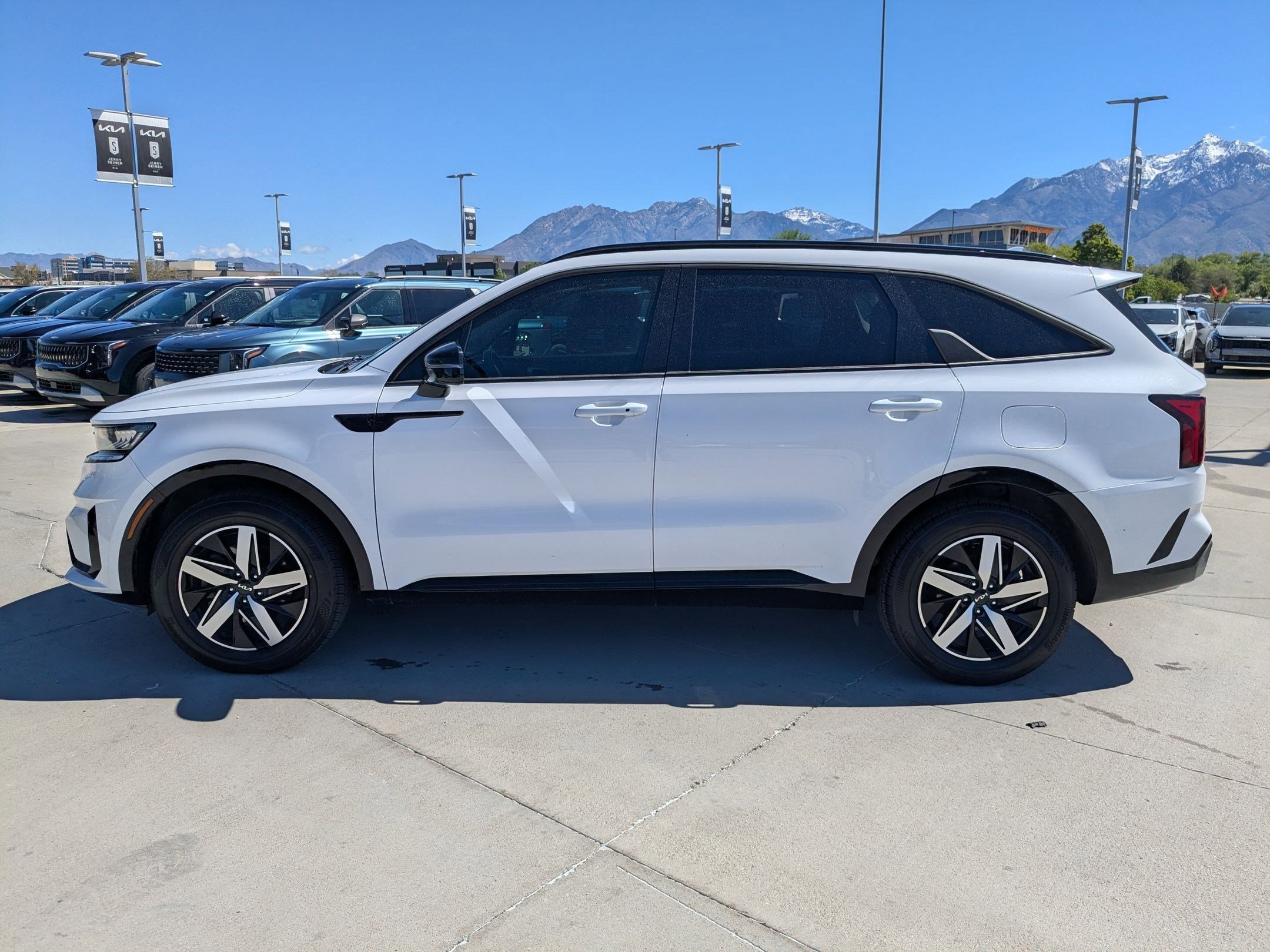 Used 2022 Kia Sorento EX w/ Panoramic Sunroof Package FWD image 2