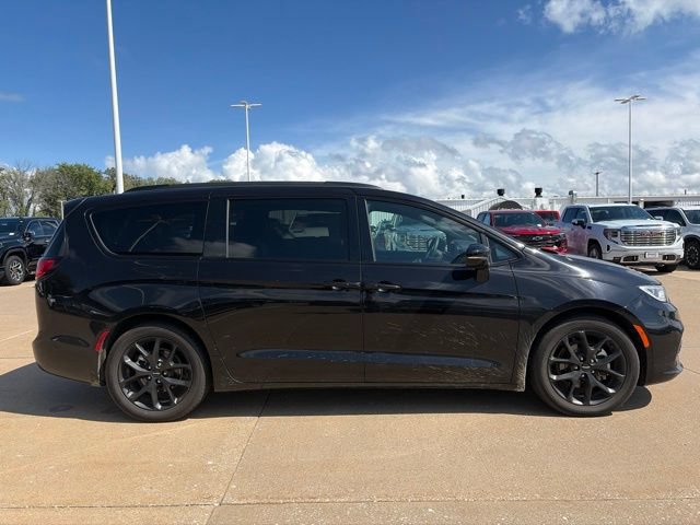 Used 2025 Chrysler Pacifica Limited FWD image 2