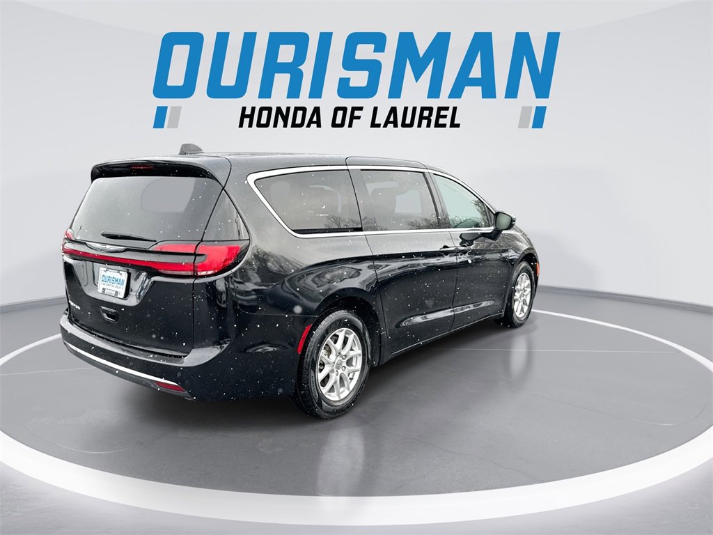 Used 2023 Chrysler Pacifica Touring-L image 8