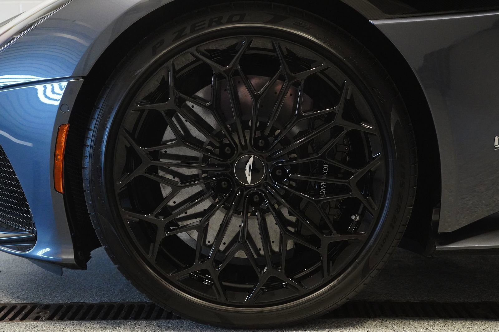 Used 2021 Aston Martin DBS Superleggera RWD image 9