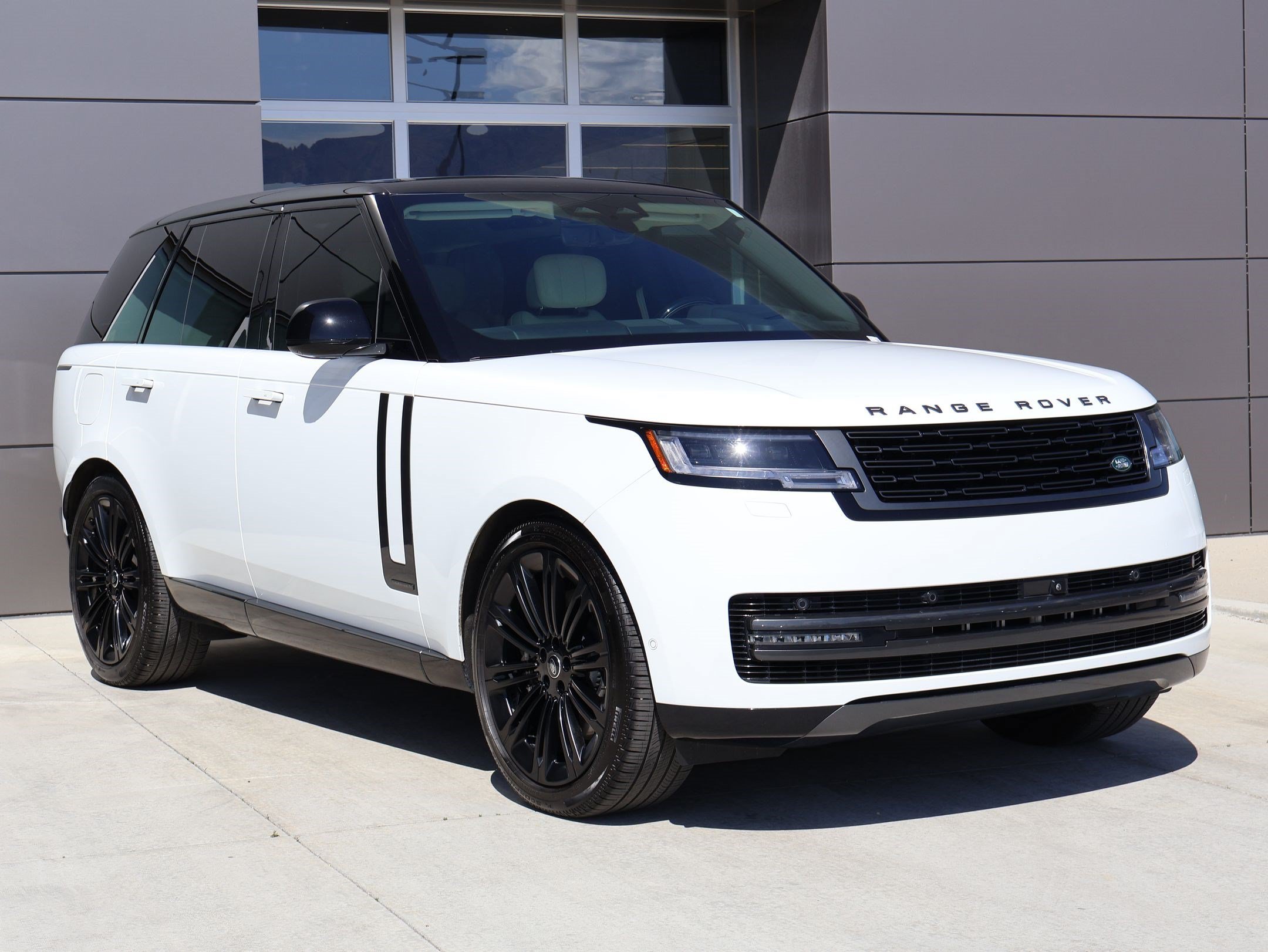 Certified 2025 Land Rover Range Rover Autobiography AWD/4WD image 3