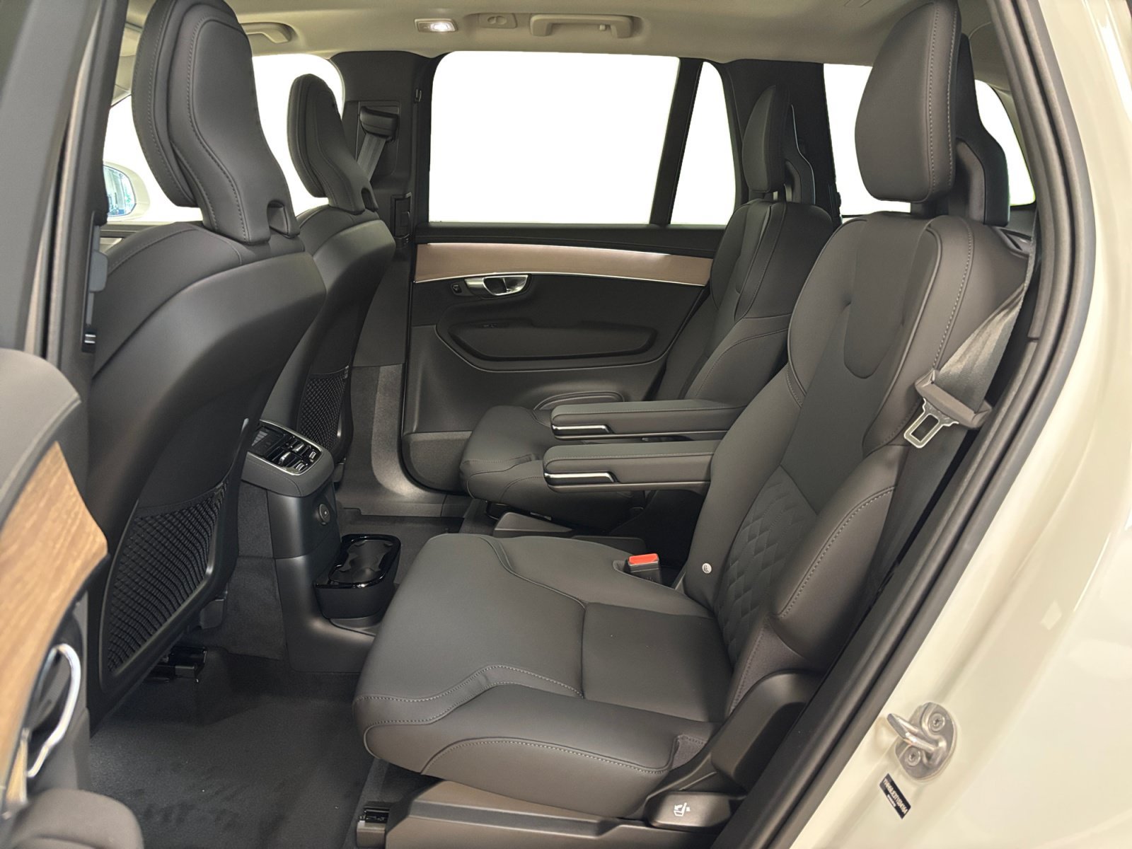 New 2026 Volvo XC90 T8 Plus w/ Protection Package Premier AWD/4WD image 13