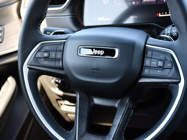 Used 2025 Jeep Grand Cherokee Limited w/ Black Appearance Package image 21