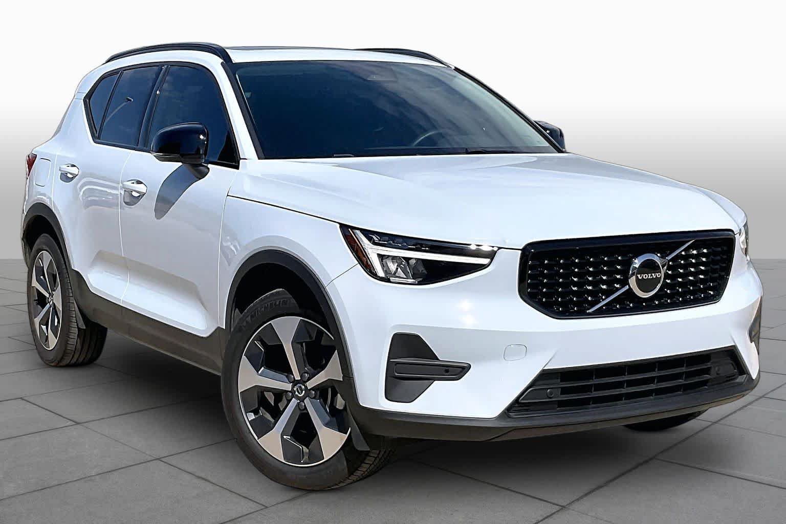 Used 2026 Volvo XC40 B4 Core FWD image 4