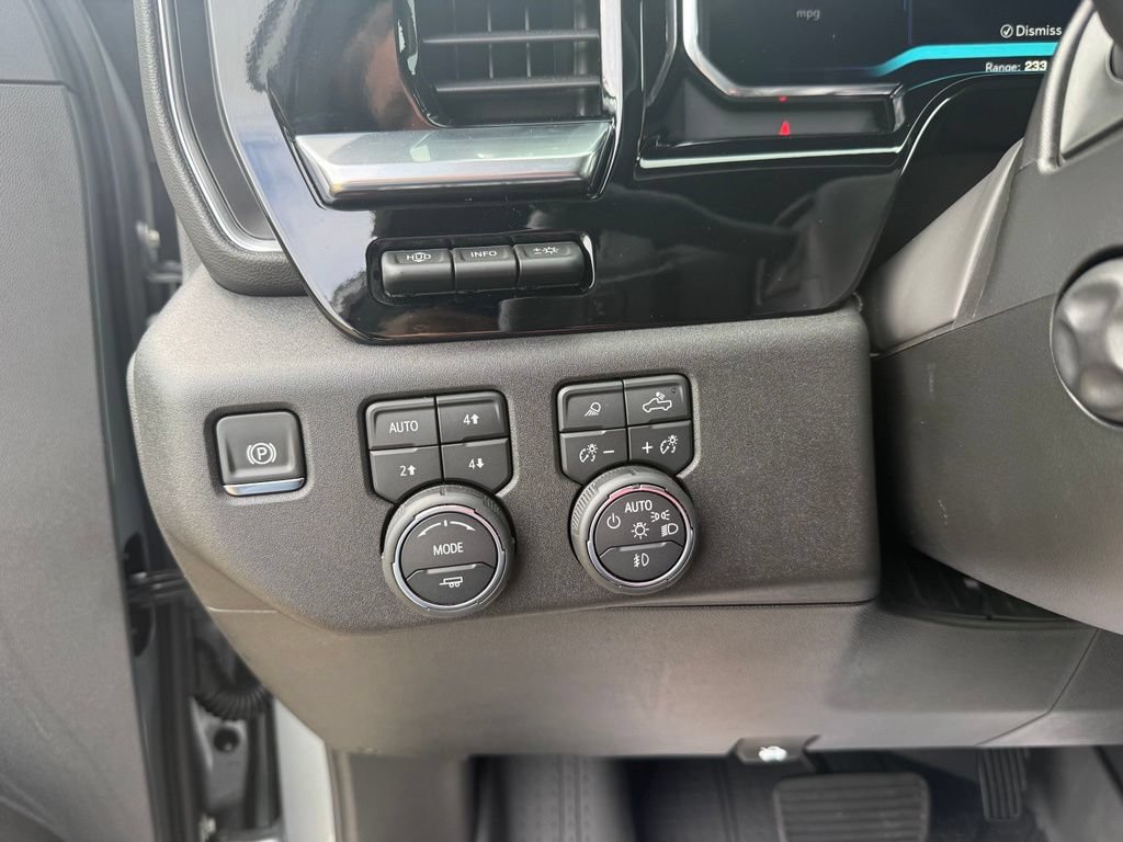 Used 2026 Chevrolet Silverado 1500 High Country w/ Technology Package AWD/4WD image 39