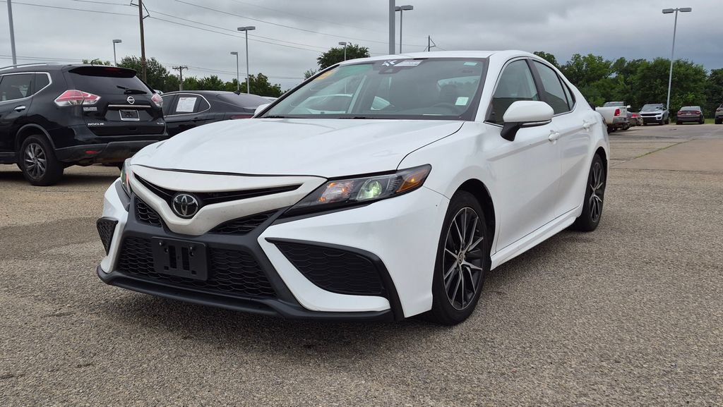 Used 2022 Toyota Camry SE w/ Cold Weather Package FWD image 6