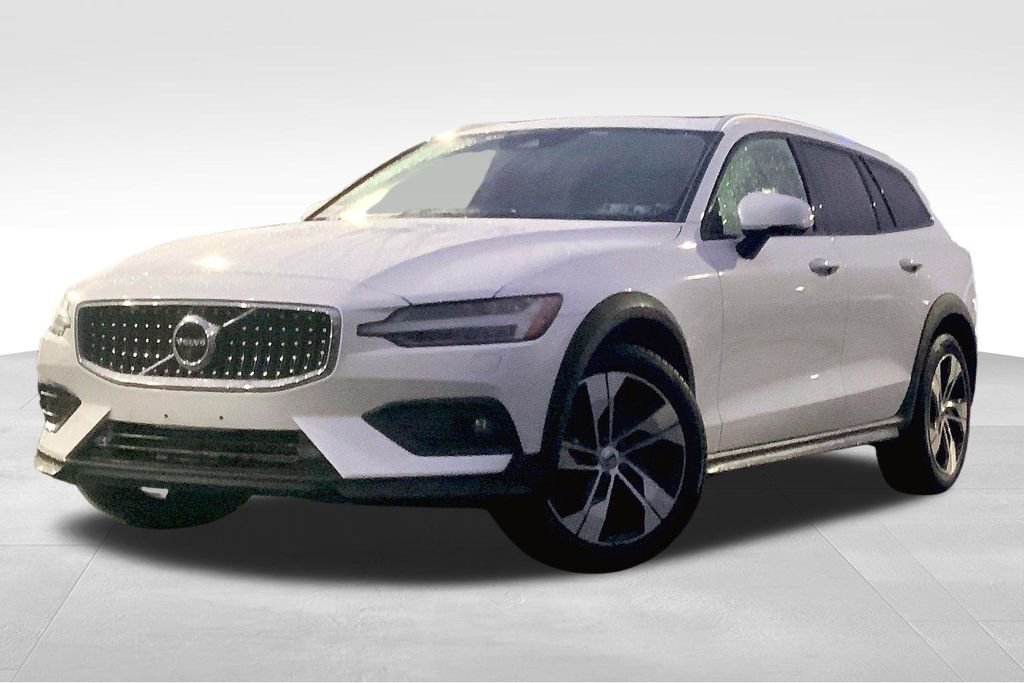 Used 2022 Volvo V60 T5 Cross Country image 2