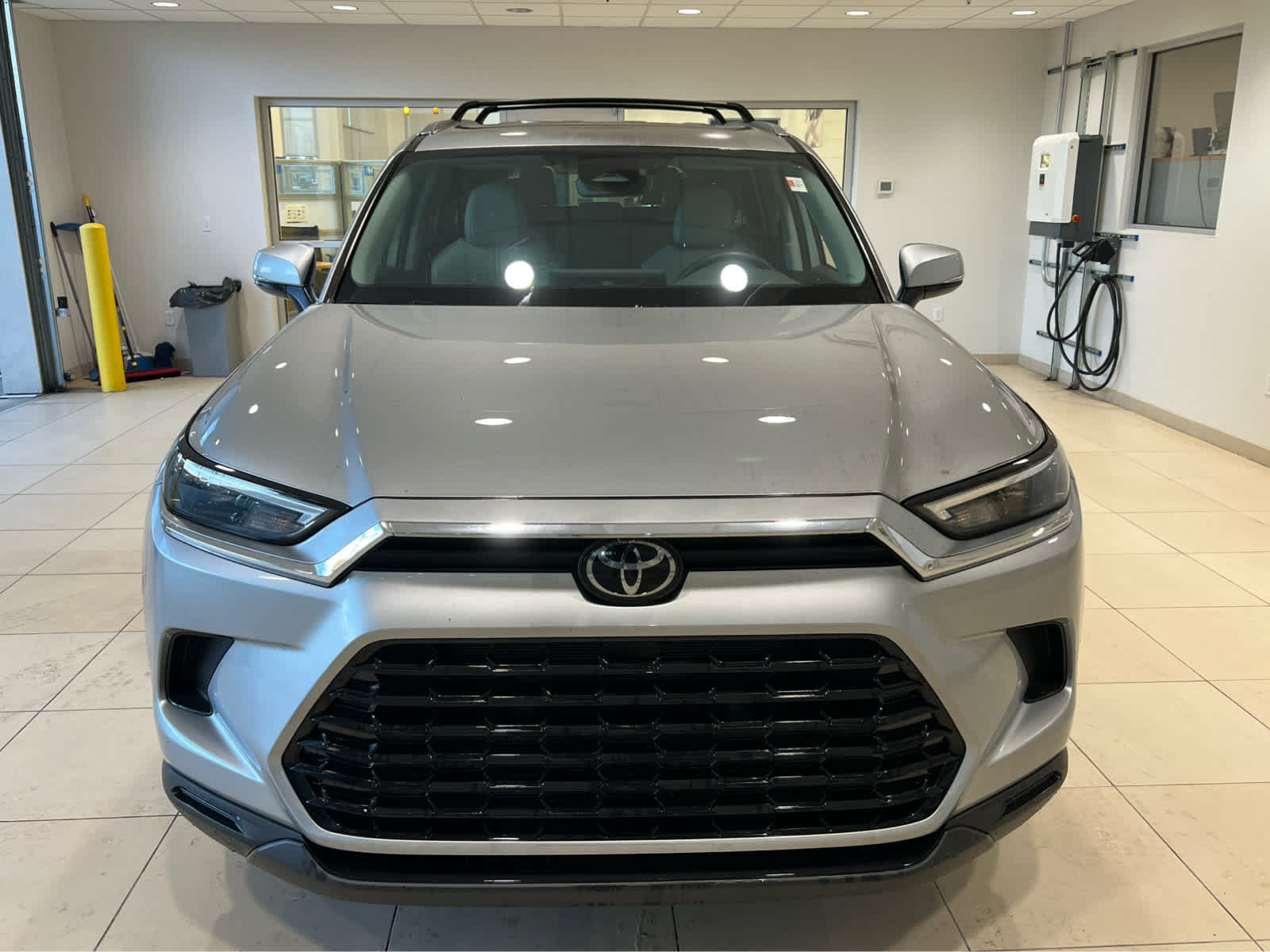 Used 2024 Toyota Grand Highlander AWD image 2
